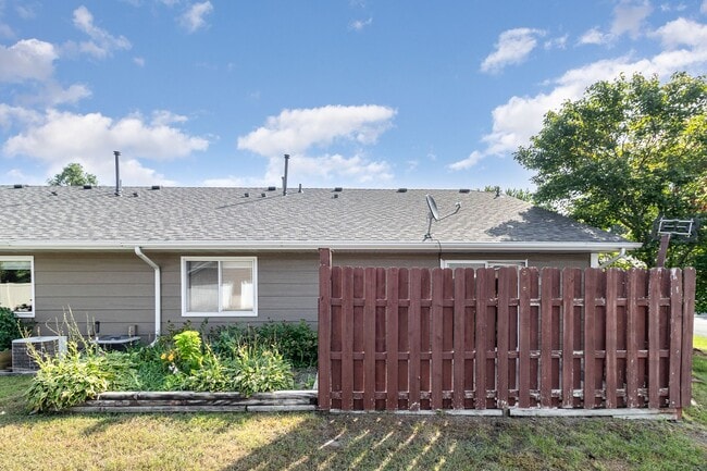 Building Photo - 2 Bed | 1 Bath Updated One Level Home