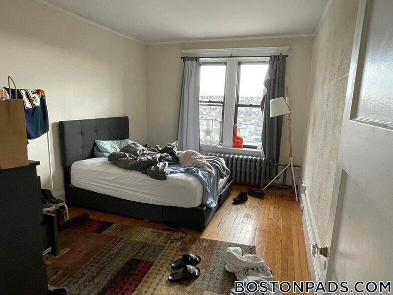 Building Photo - 452 Park Dr