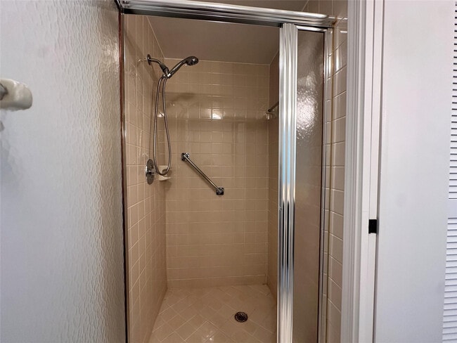 Building Photo - 9633 Riverside Dr