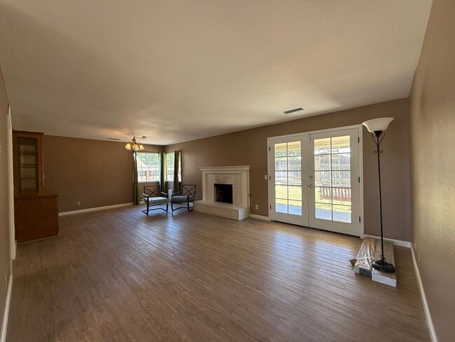 Building Photo - Stunning three-story home located in the c...