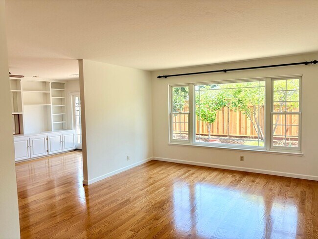 Building Photo - 3057 Carleton Pl