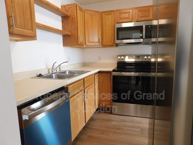 Building Photo - 869 Iowa Ave