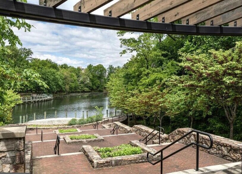Building Photo - 703 Sky Bridge Dr