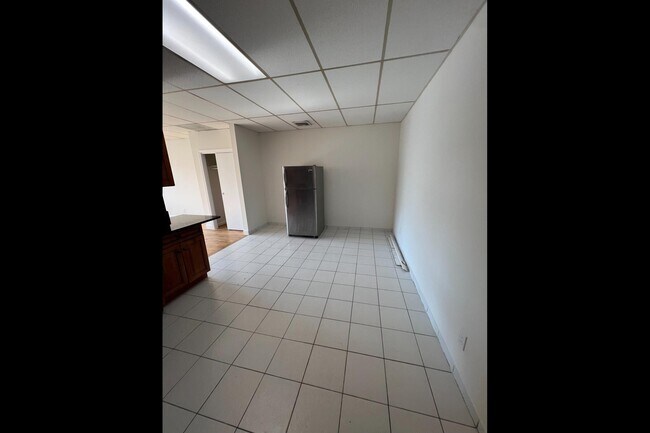 Building Photo - 308 Maple Ave