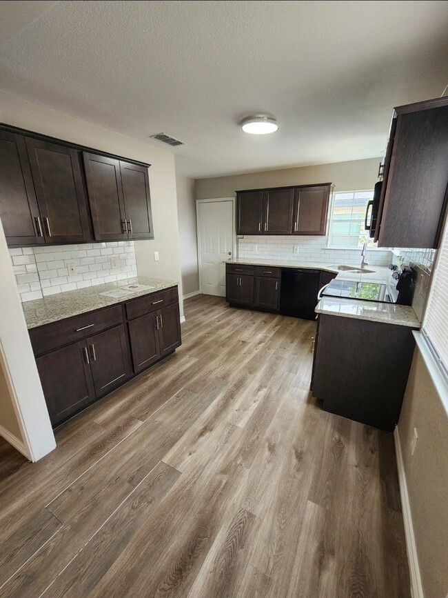 Building Photo - 3 bed 2 bath, move in ready!