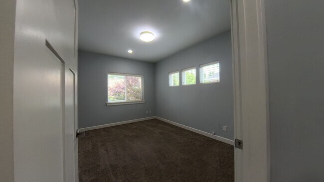 Building Photo - 6892 Baudelaire