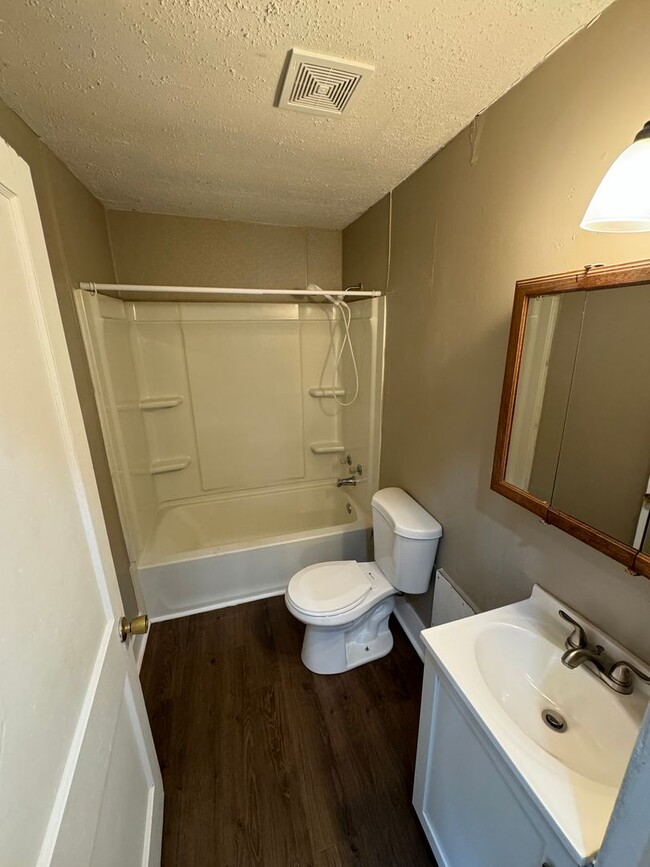 Building Photo - $875 - 3 bedroom/ 1.5 bathroom - Single Fa...