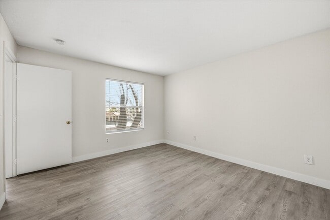 Building Photo - Nice Upgraded 2 Bedroom Condo in Gated Community - Eastern and 215