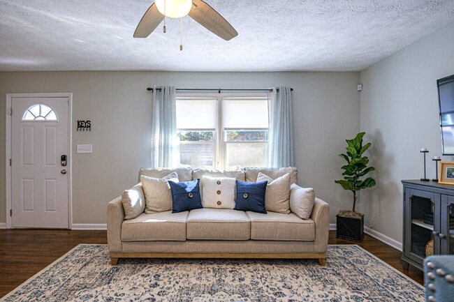 Building Photo - 941 Pine Manor