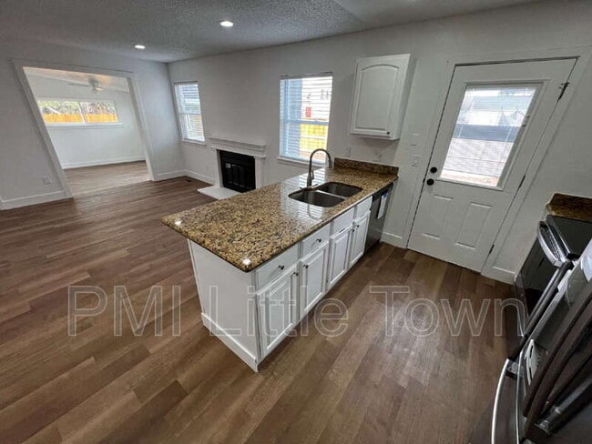 Building Photo - 1965 Cathay St