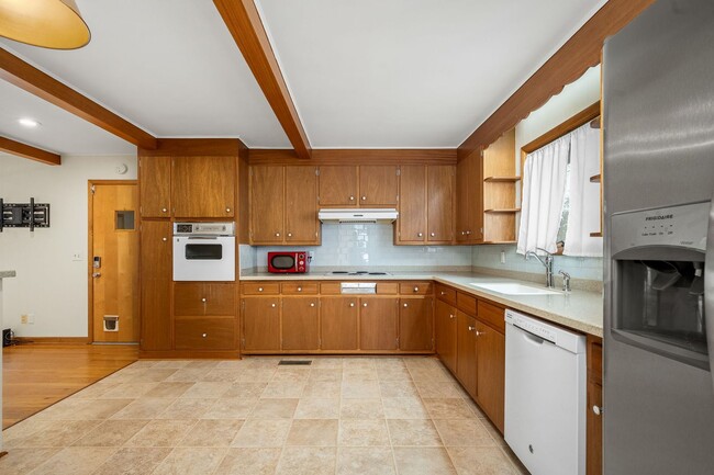 Building Photo - 902 Whitehall Rd