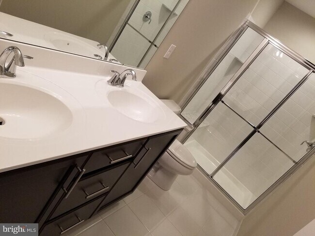 Building Photo - 754 W 2nd St