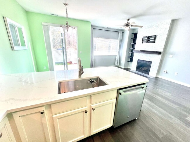 Building Photo - Move-In Ready Puyallup Townhome – Central Location, Easy Commute