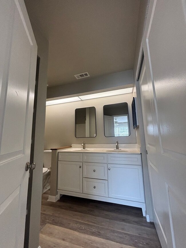 Building Photo - Beautiful Upgraded Condo located in Queens...