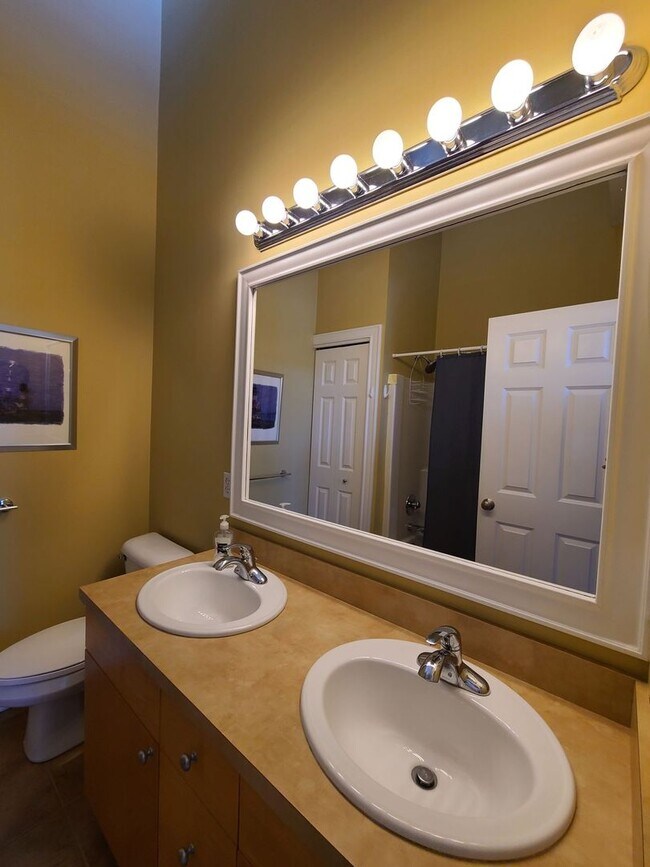 Building Photo - Fully Furnished Executive Condo in Downtow...