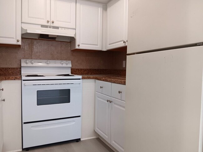 Building Photo - Remodeled apartment, dishwasher, on-site l...
