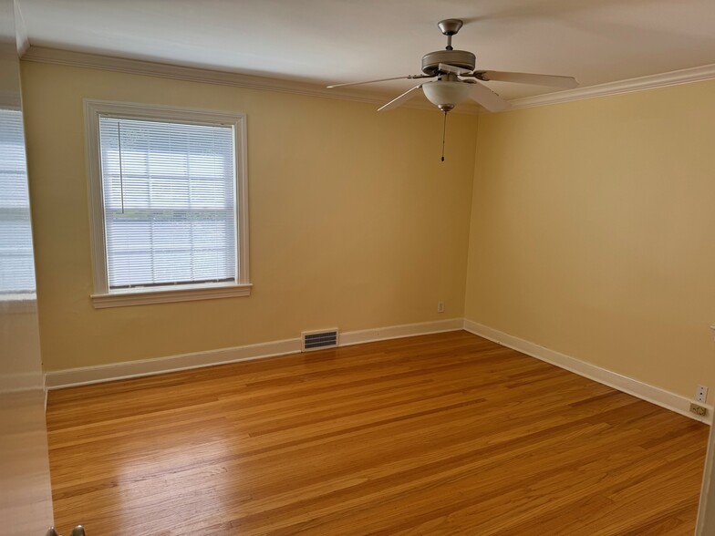 main bedroom - 1420 Eastern Pky