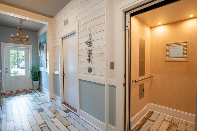 Building Photo - FURNISHED MONTHLY BEACH HOME  WITH UNOBSTR...