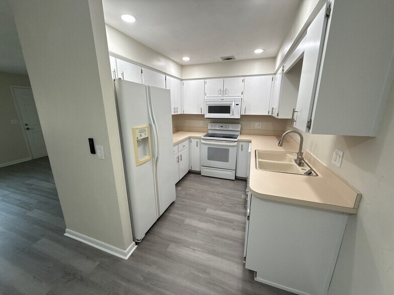 Building Photo - 227 S Lee St