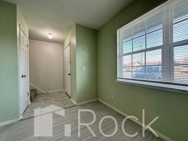 Building Photo - 2 Bedroom Townhome with All Appliances Included!