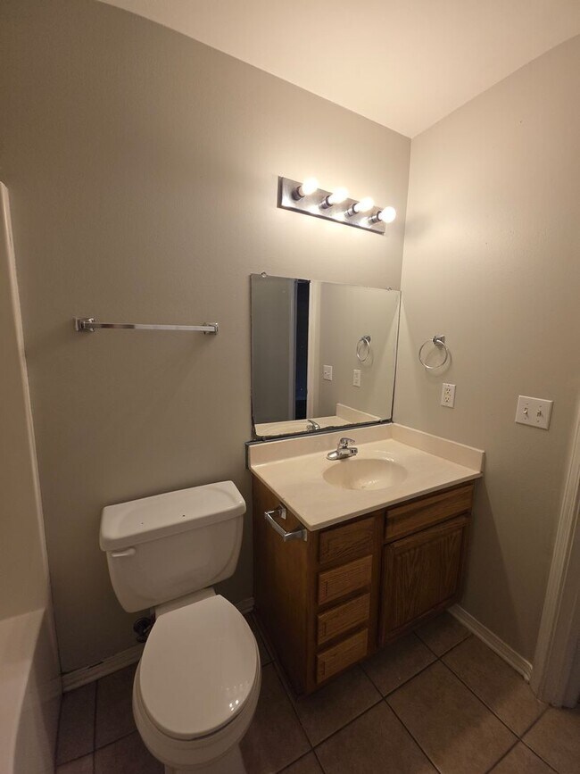 Building Photo - 106 Willow Creek Dr