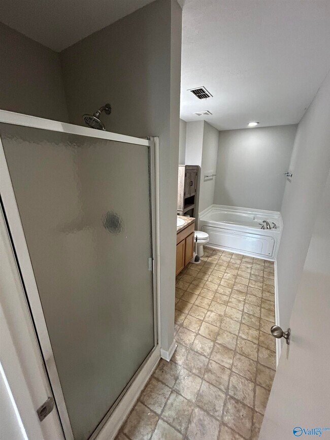 Building Photo - 3140 Lakeland Dr SW