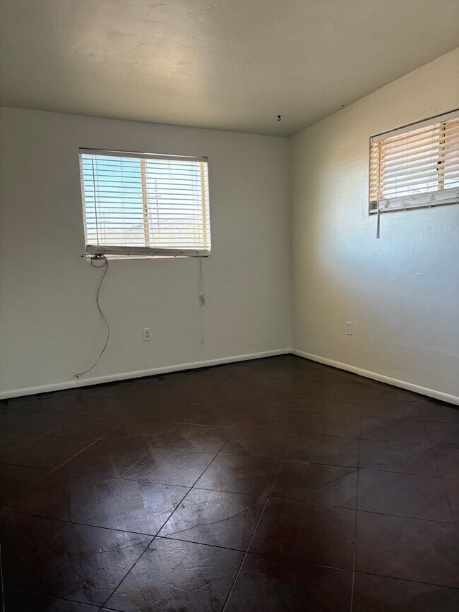 Building Photo - Beautifully Renovated 2 Bedroom -A/C- Fenced Yard