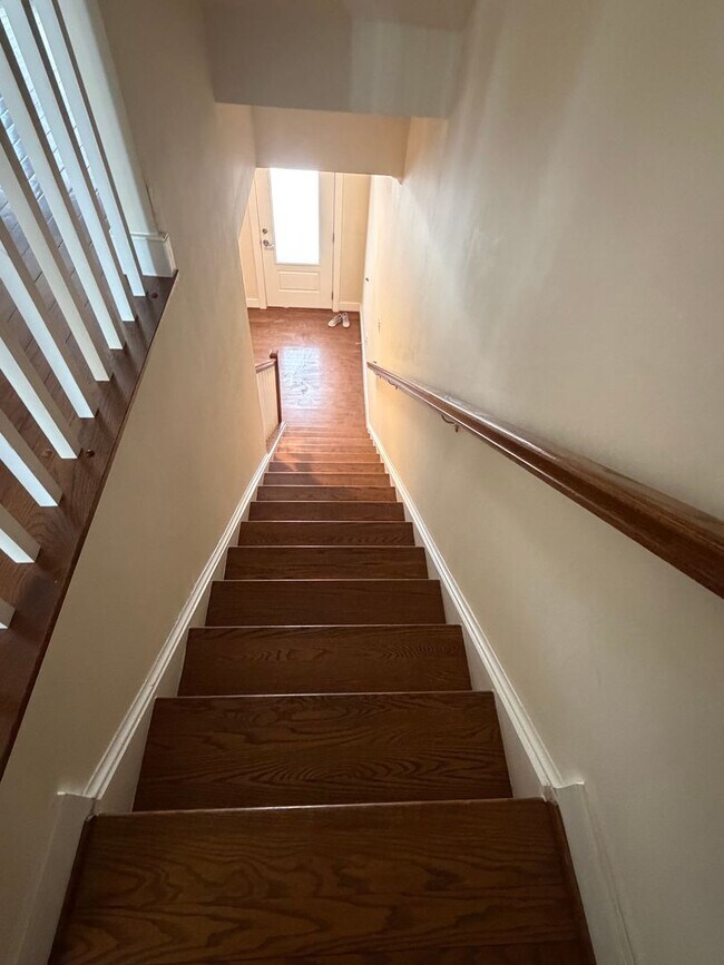 Building Photo - 4 LEVEL TOWNHOUSE WITH 2 CAR GARAGE, WALKING DISTANCE TO DOWNTOWN CROWN