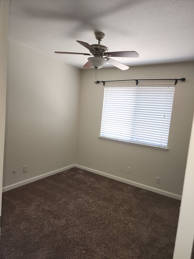 Building Photo - 3 Bedroom 2 Bath in HOA Community with Com...