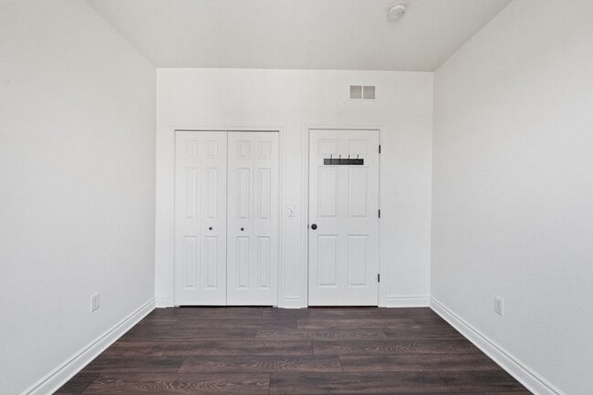 Building Photo - Exquisite Condo in Prime Plymouth Location