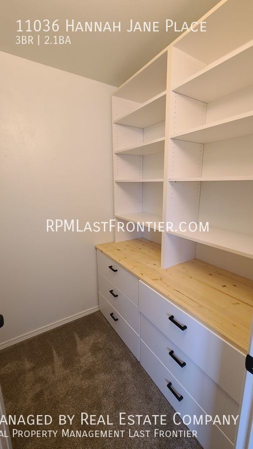 Building Photo - Modern and Stylish Eagle River Townhome