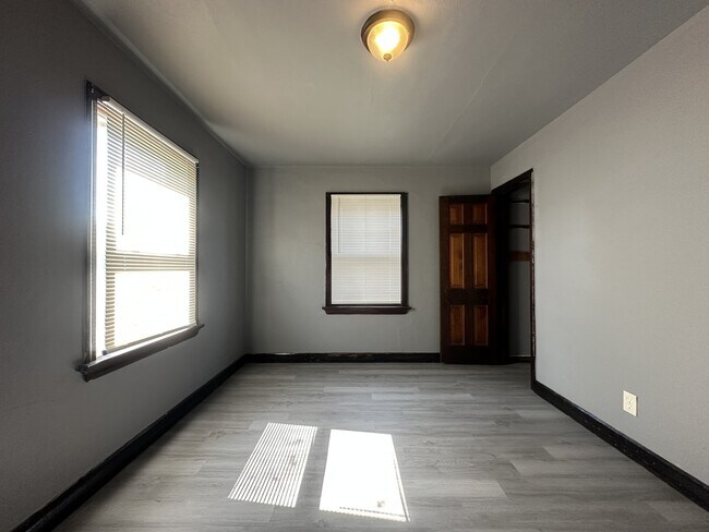 Building Photo - 10005 Sheldon Dr