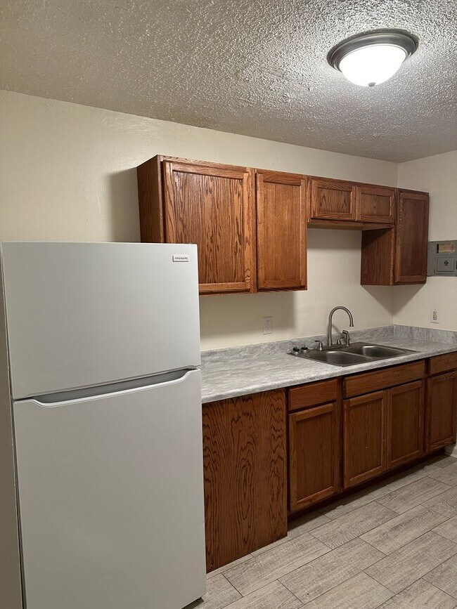 Building Photo - Spacious 2bedroom Townhome (500.00 off first full months rent ) Apply by 4/20/2026