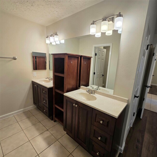 Building Photo - 3722 Westheimer Pl Dr