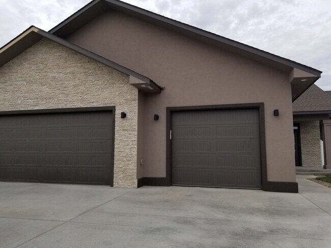 Building Photo - Occupied, do not disturb tenants. West Valley 3 bedroom 2.5 bath plus an office,  custom built re...