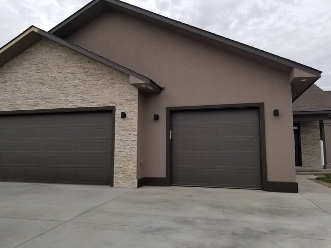 Building Photo - West Valley 3 bedroom 2.5 bath plus an office,  custom built rental home