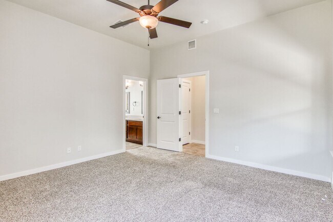 Building Photo - Beautiful East side House with 4 bed-2 baths