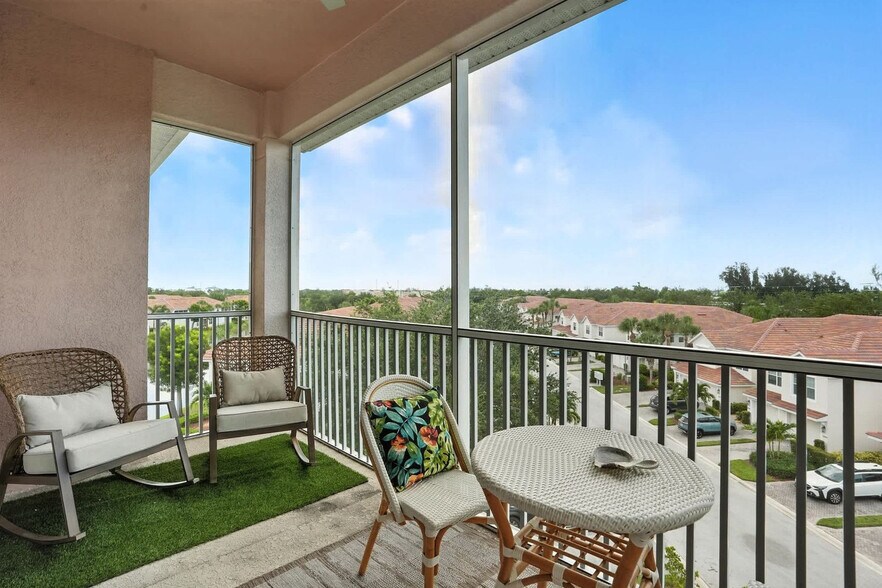 Building Photo - 15900 Royal Pointe Ln