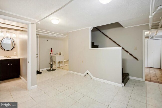 Building Photo - 619 S Garfield St