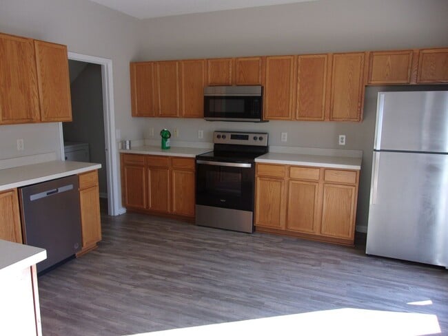 Building Photo - 3 Bedroom / 2.5 Bathroom with 2 car garage...