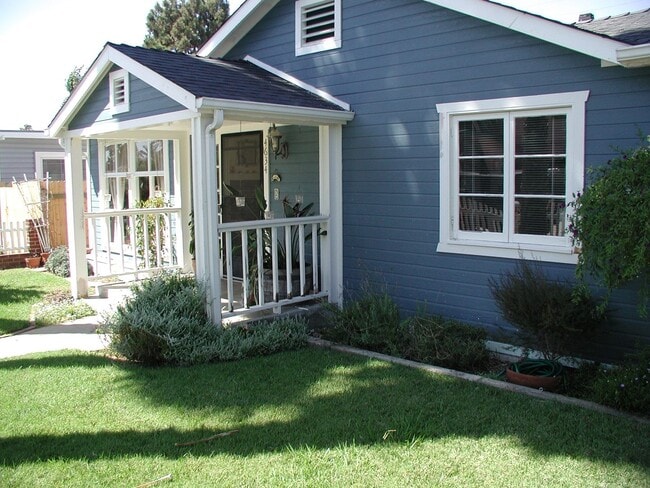 Building Photo - Spacious Beach House