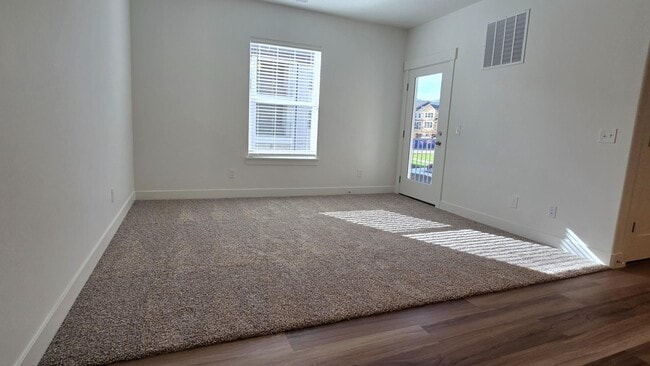 Building Photo - 6512 Skyline Lp Ln