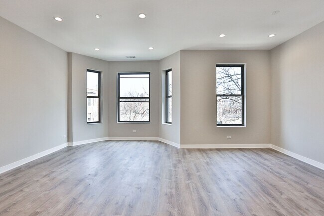 Building Photo - HUGE 5BED/2 bath in Wicker Park! Designer ...