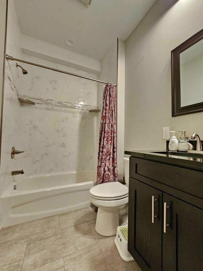 Building Photo - 742 Master St