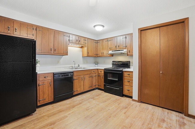 Building Photo - 9412 Vista Park Dr