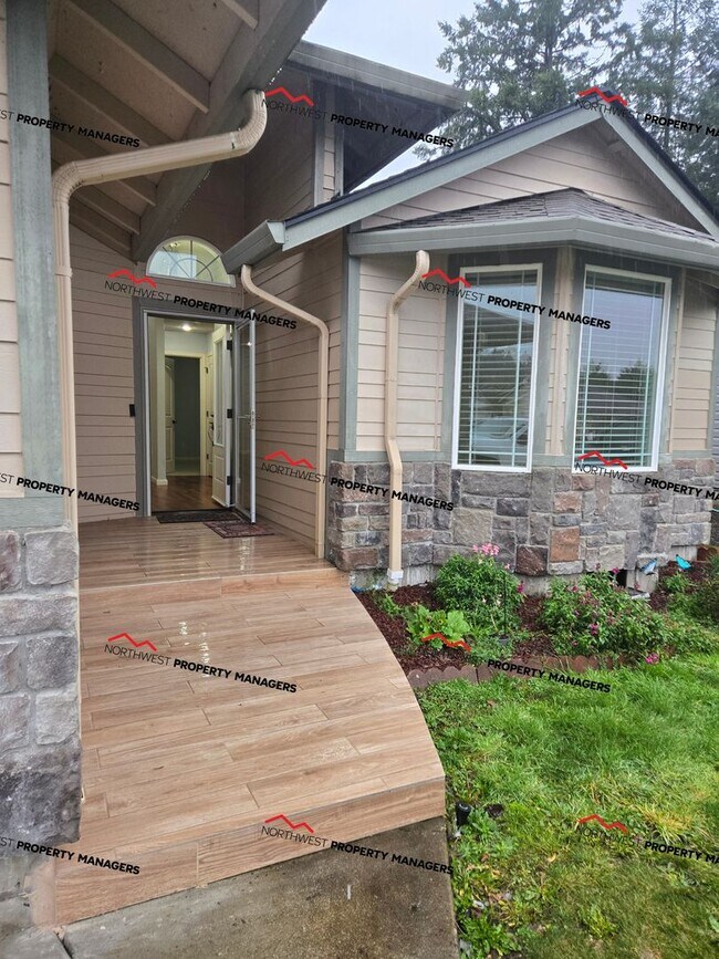 Building Photo - STATUS: AVAILABLE | R131B | $2700 *** MOVE IN SPECIAL ***