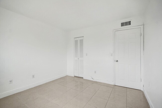 Building Photo - 1801 S Treasure Dr