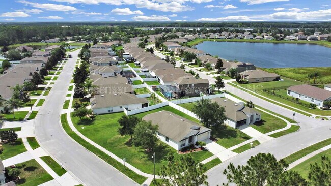 Building Photo - 7603 Crescent Palm Dr
