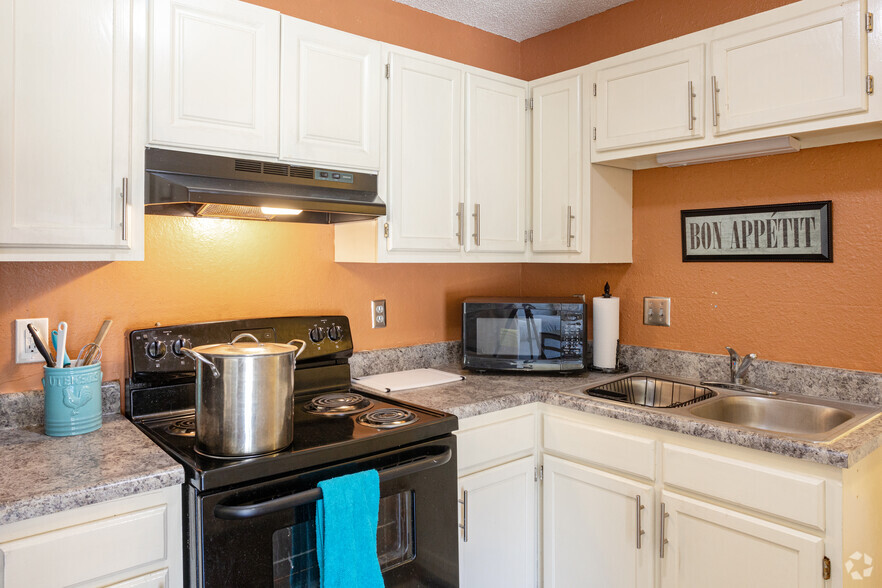 2BR, 1BA - 610 SF - Kitchen - Wabash Riverfront Flats