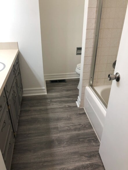 Building Photo - 516 E Wedgewood Ave